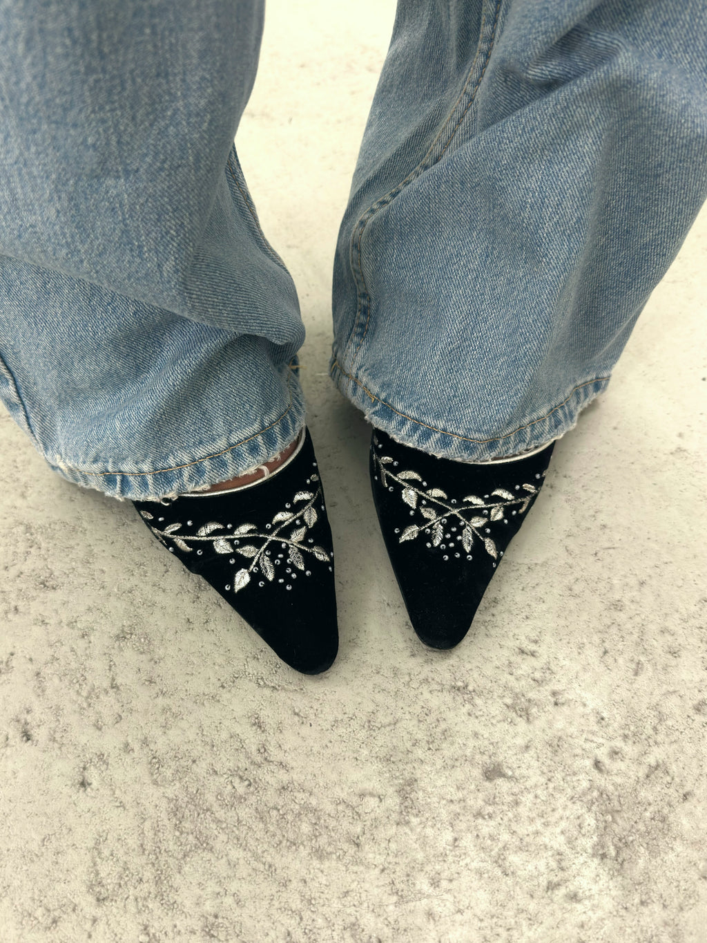Manolo Blahnik Embroidered Velvet D’Orsay Pumps - EU38,5