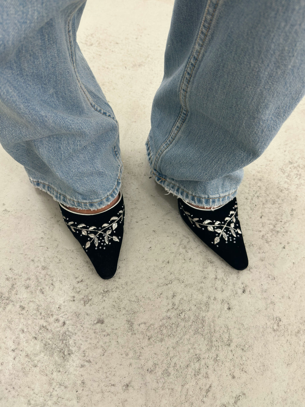 Manolo Blahnik Embroidered Velvet D’Orsay Pumps - EU38,5