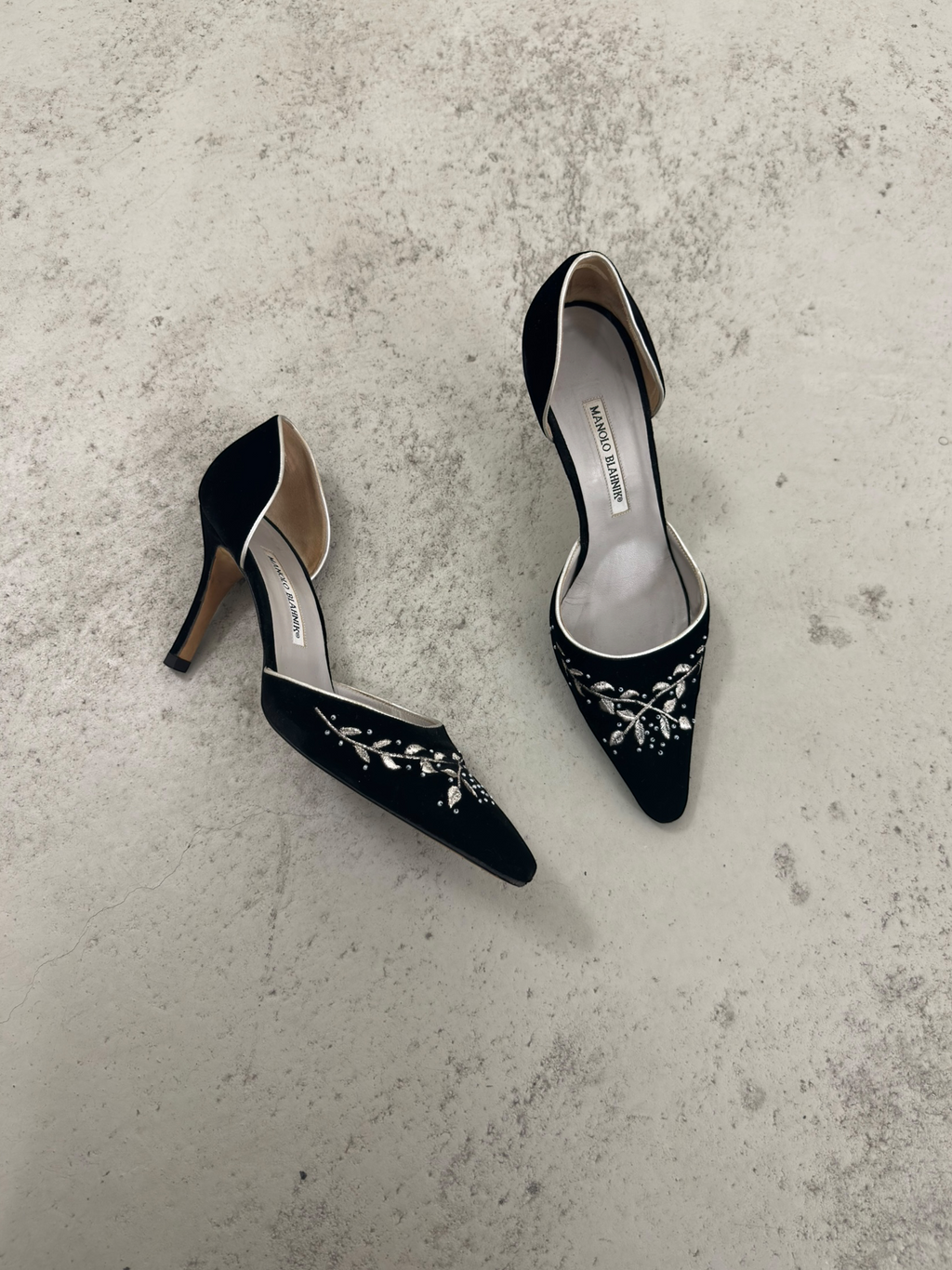 Manolo Blahnik Embroidered Velvet D’Orsay Pumps - EU38,5
