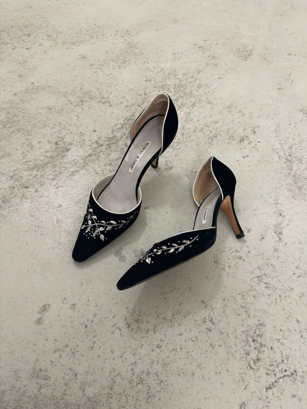 Manolo Blahnik Embroidered Velvet D’Orsay Pumps - EU38,5