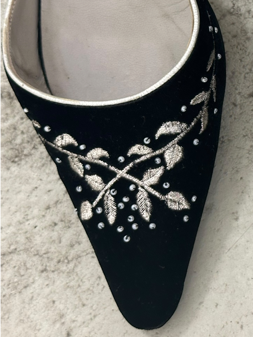 Manolo Blahnik Embroidered Velvet D’Orsay Pumps - EU38,5